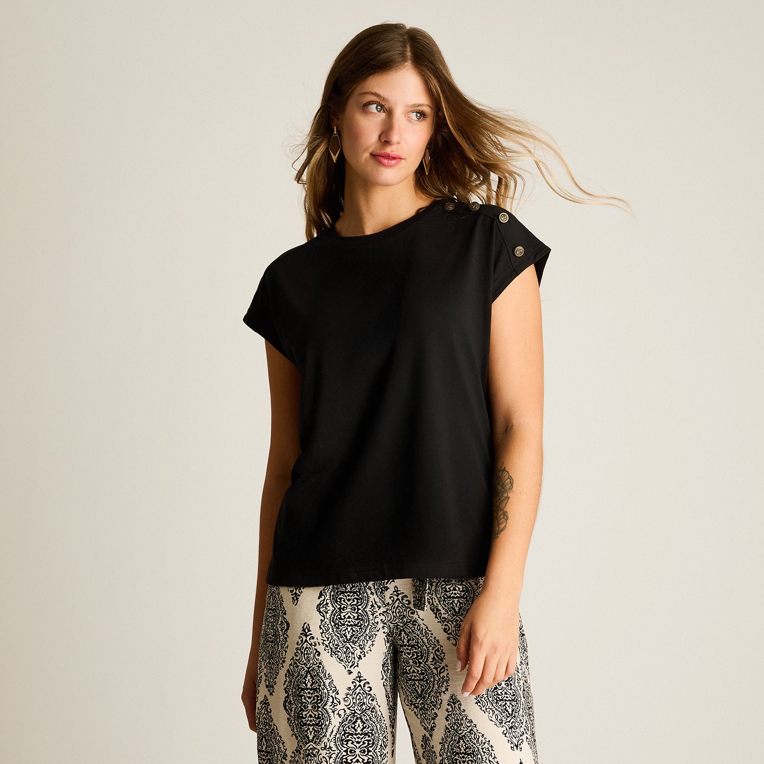 Polera Negro Manga Corta Elasticidad Media Sin Forro Calce Holgado