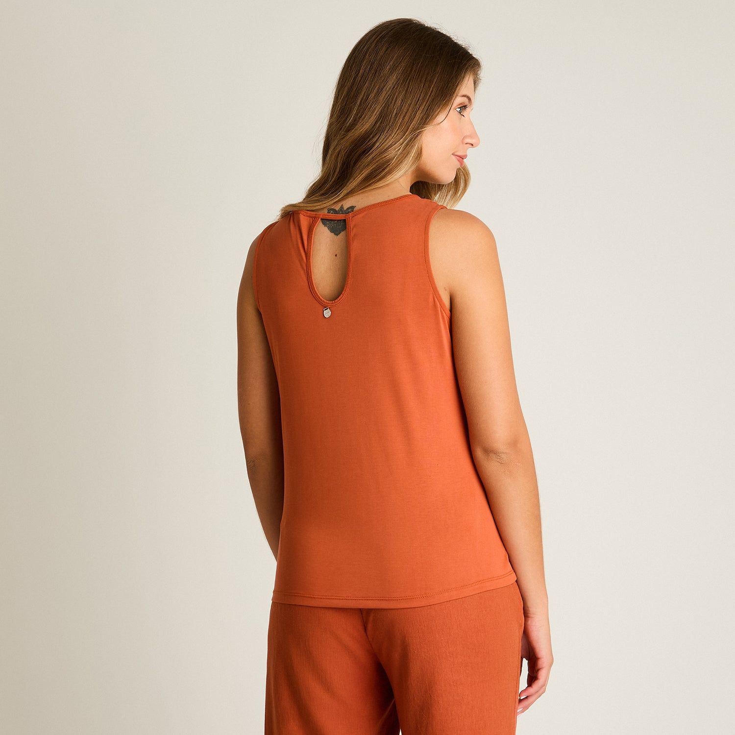 Polera Terracota Sin Mangas Elasticidad Media Sin Forro Calce Holgado