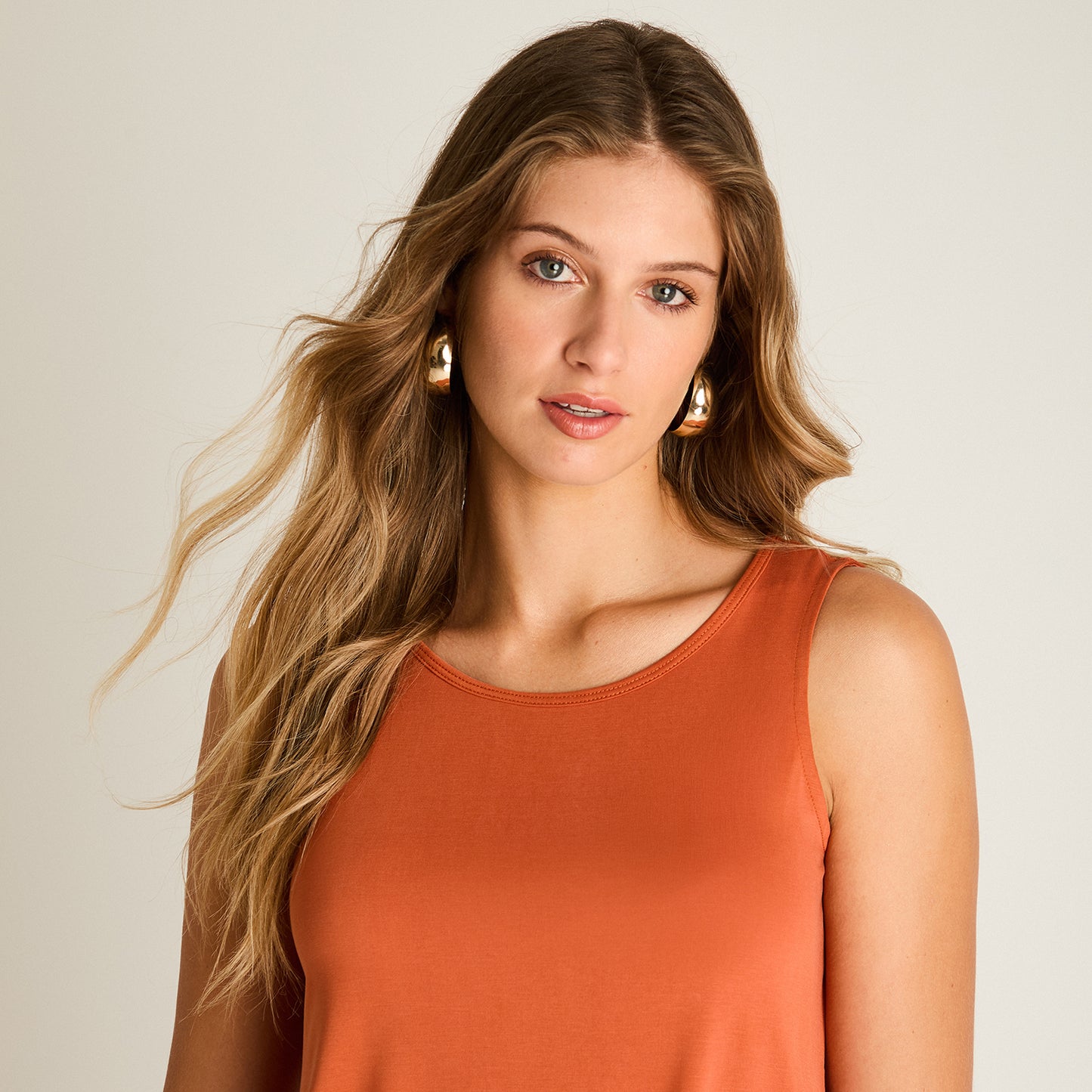Polera Terracota Sin Mangas Elasticidad Media Sin Forro Calce Holgado