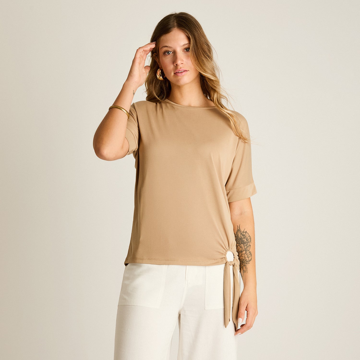 Polera Beige Manga Corta Elasticidad Media Sin Forro Calce Holgado