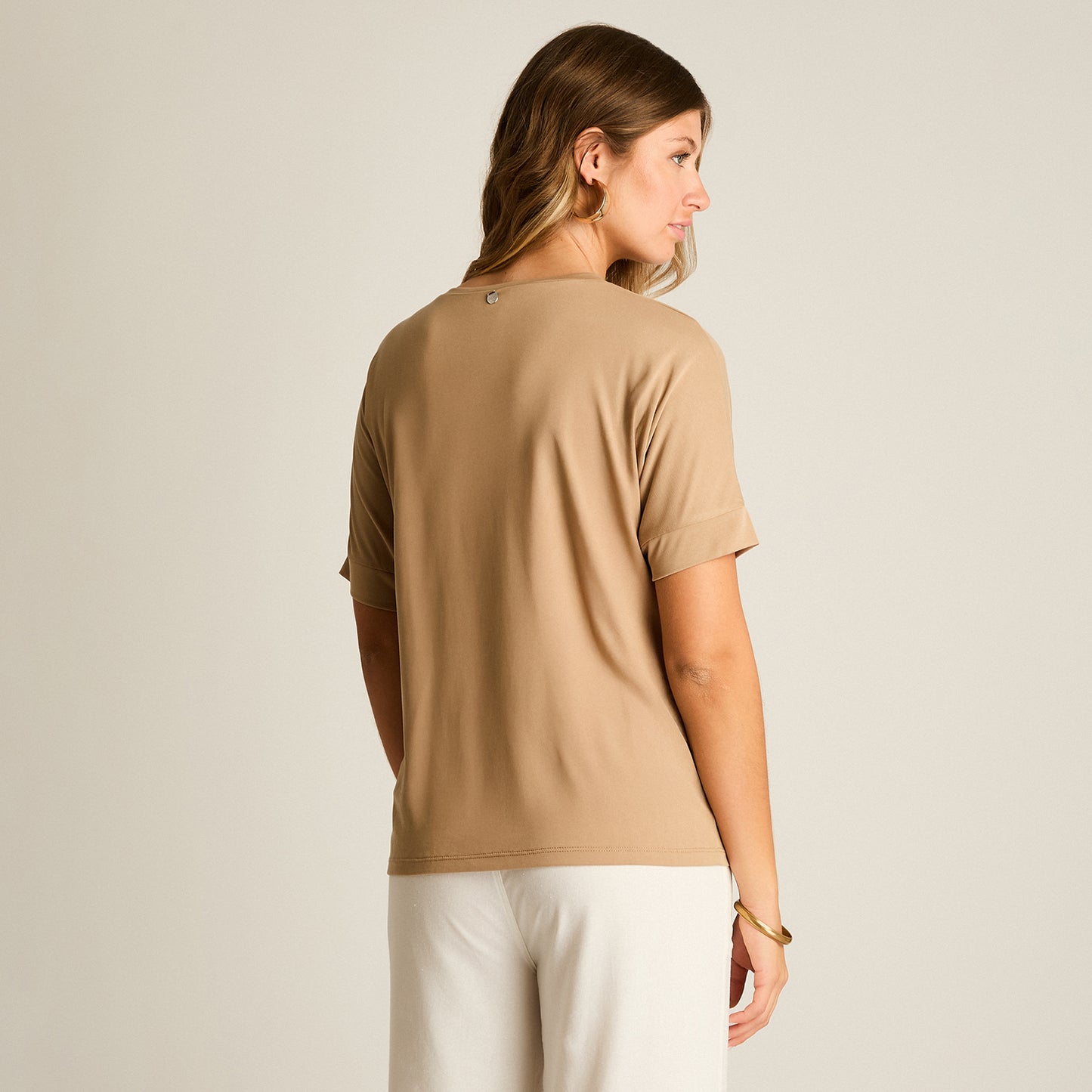 Polera Beige Manga Corta Elasticidad Media Sin Forro Calce Holgado