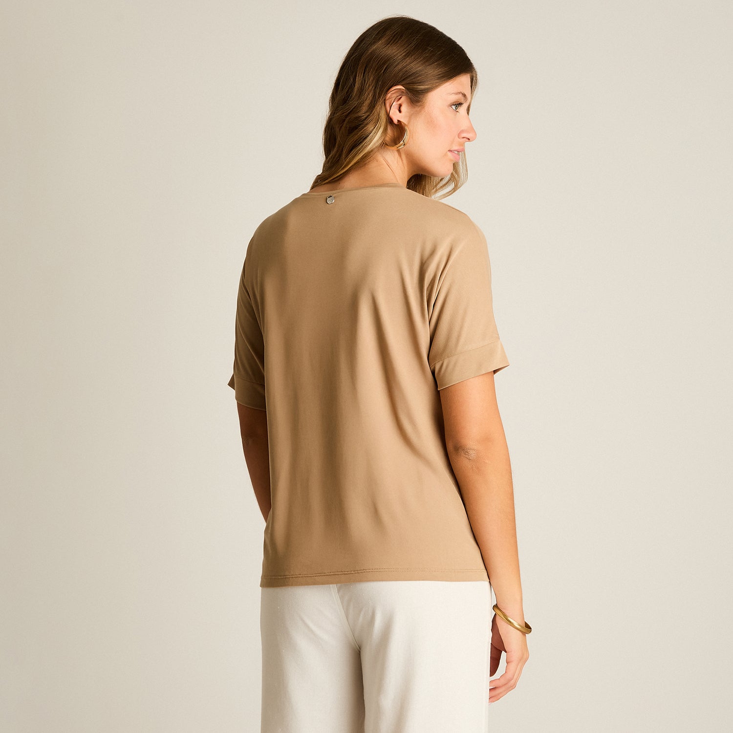 Polera Beige Manga Corta Elasticidad Media Sin Forro Calce Holgado