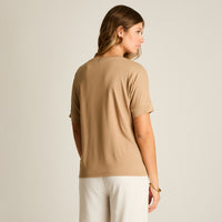 Polera Beige Manga Corta Elasticidad Media Sin Forro Calce Holgado