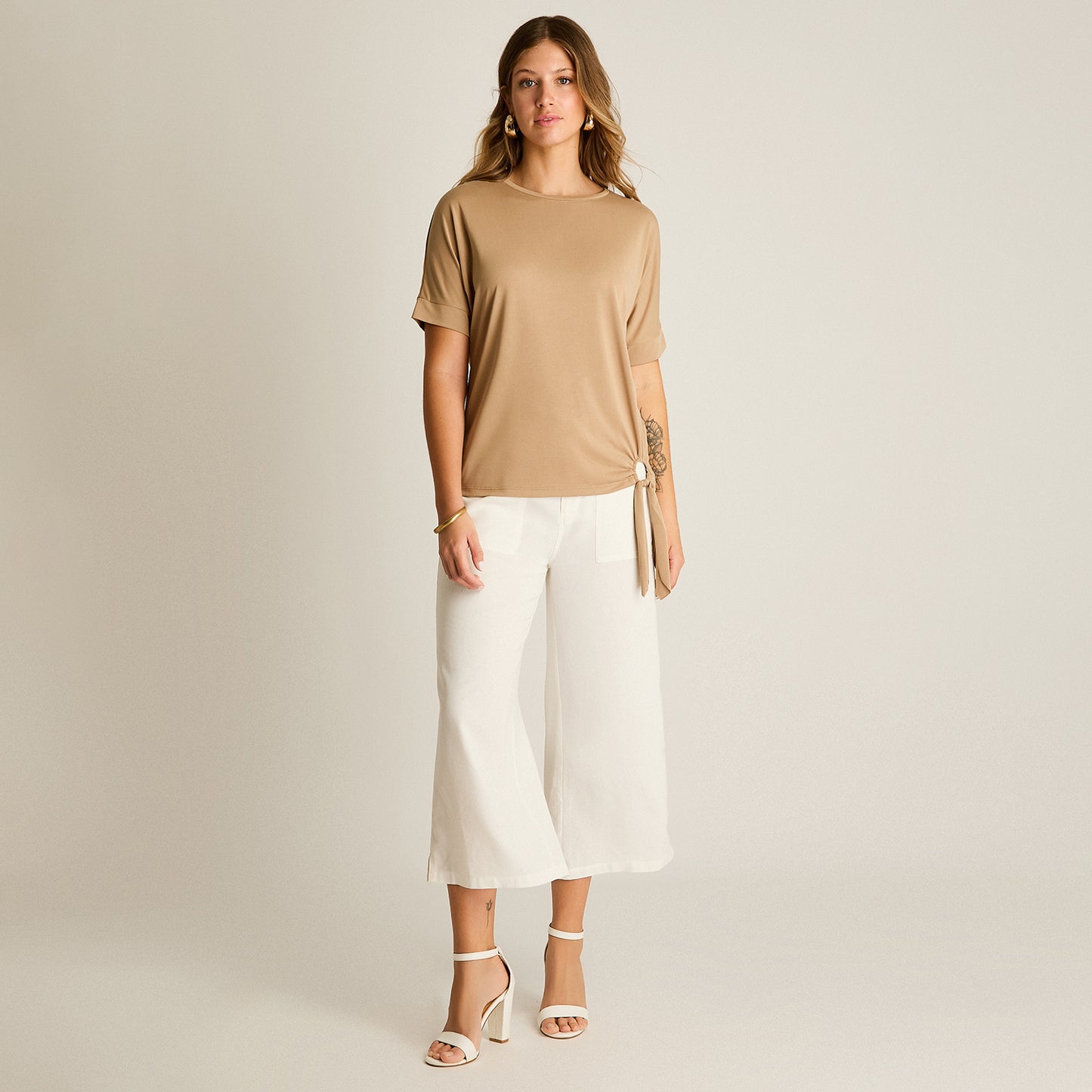 Polera Beige Manga Corta Elasticidad Media Sin Forro Calce Holgado