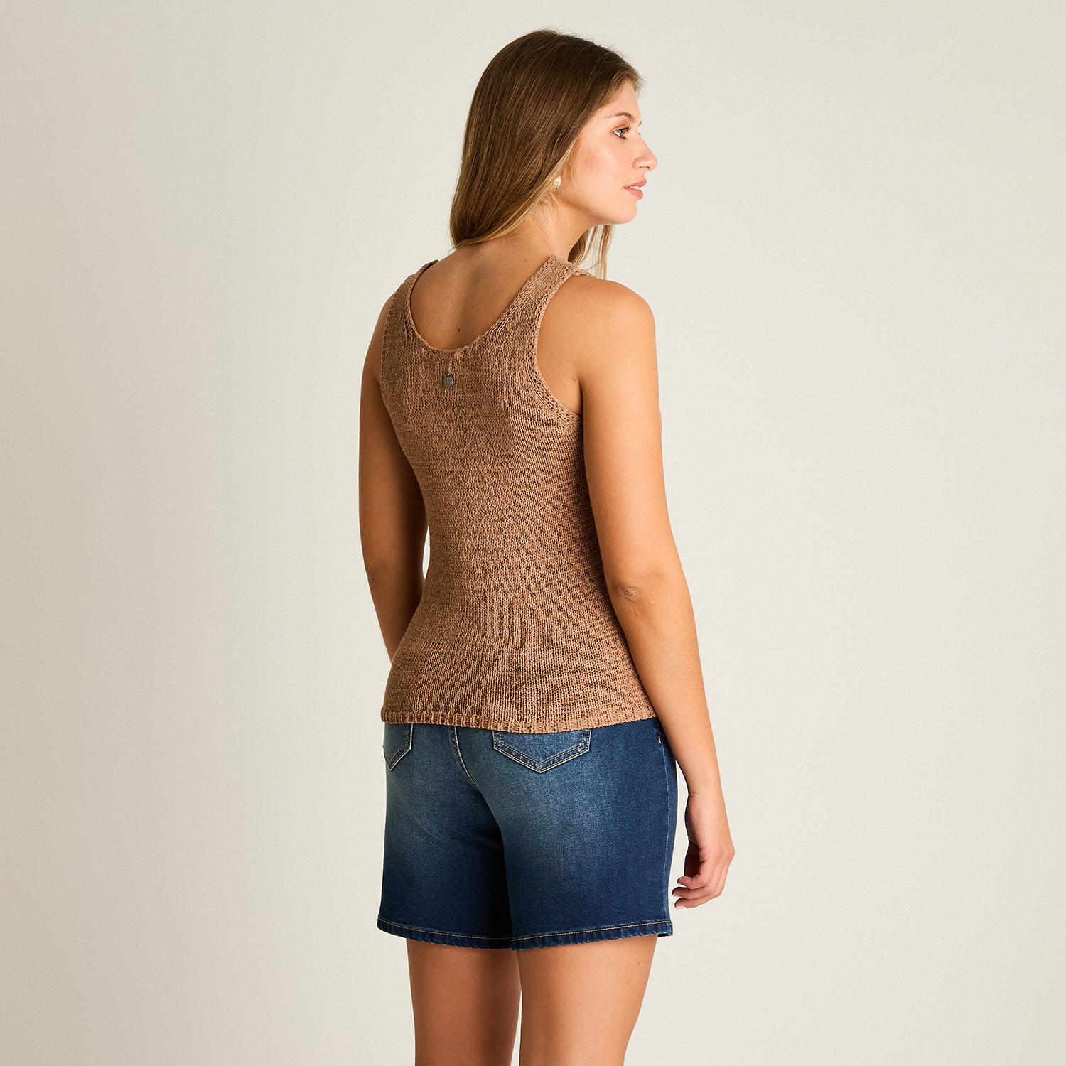 Polera Camel Sin Mangas Elasticidad Media Sin Forro Calce Normal