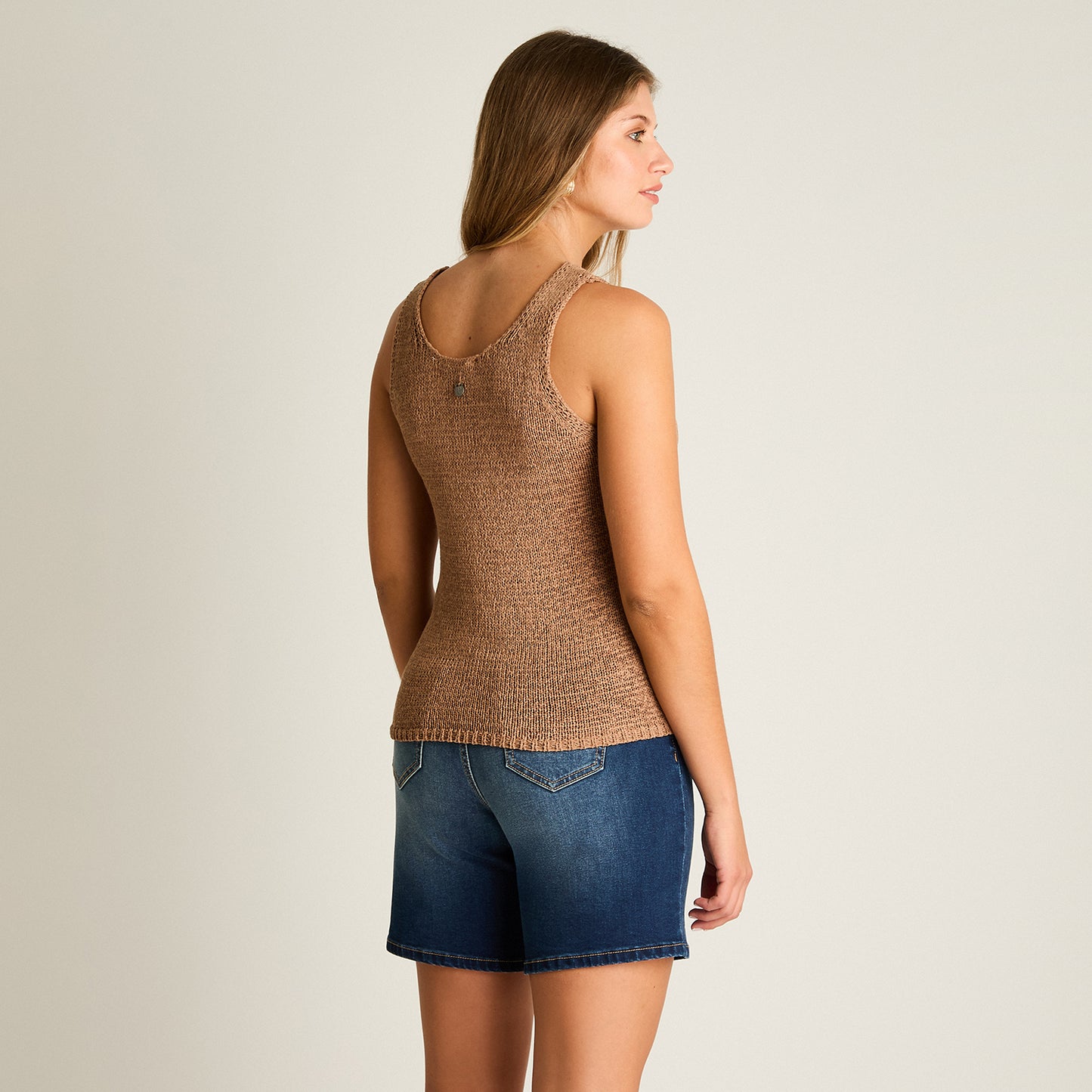 Polera Camel Sin Mangas Elasticidad Media Sin Forro Calce Normal