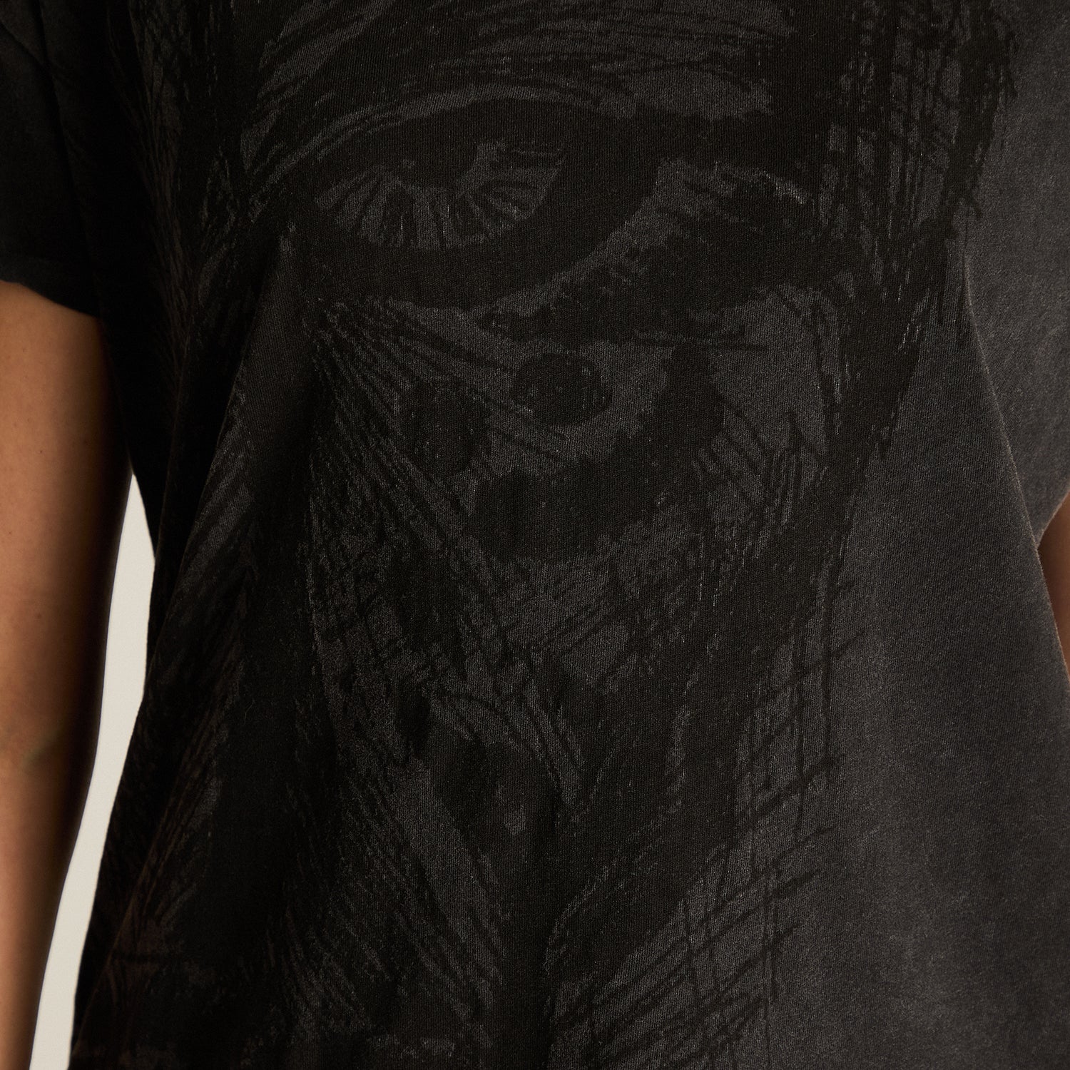 Polera Gris con Estampado Frontal