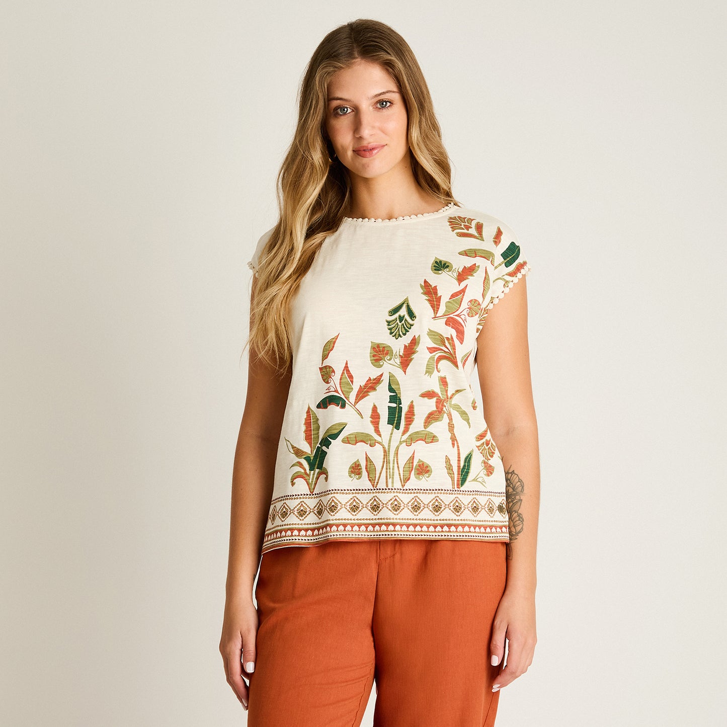 Polera Arena Manga Corta Baja elasticidad Sin Forro Calce Normal