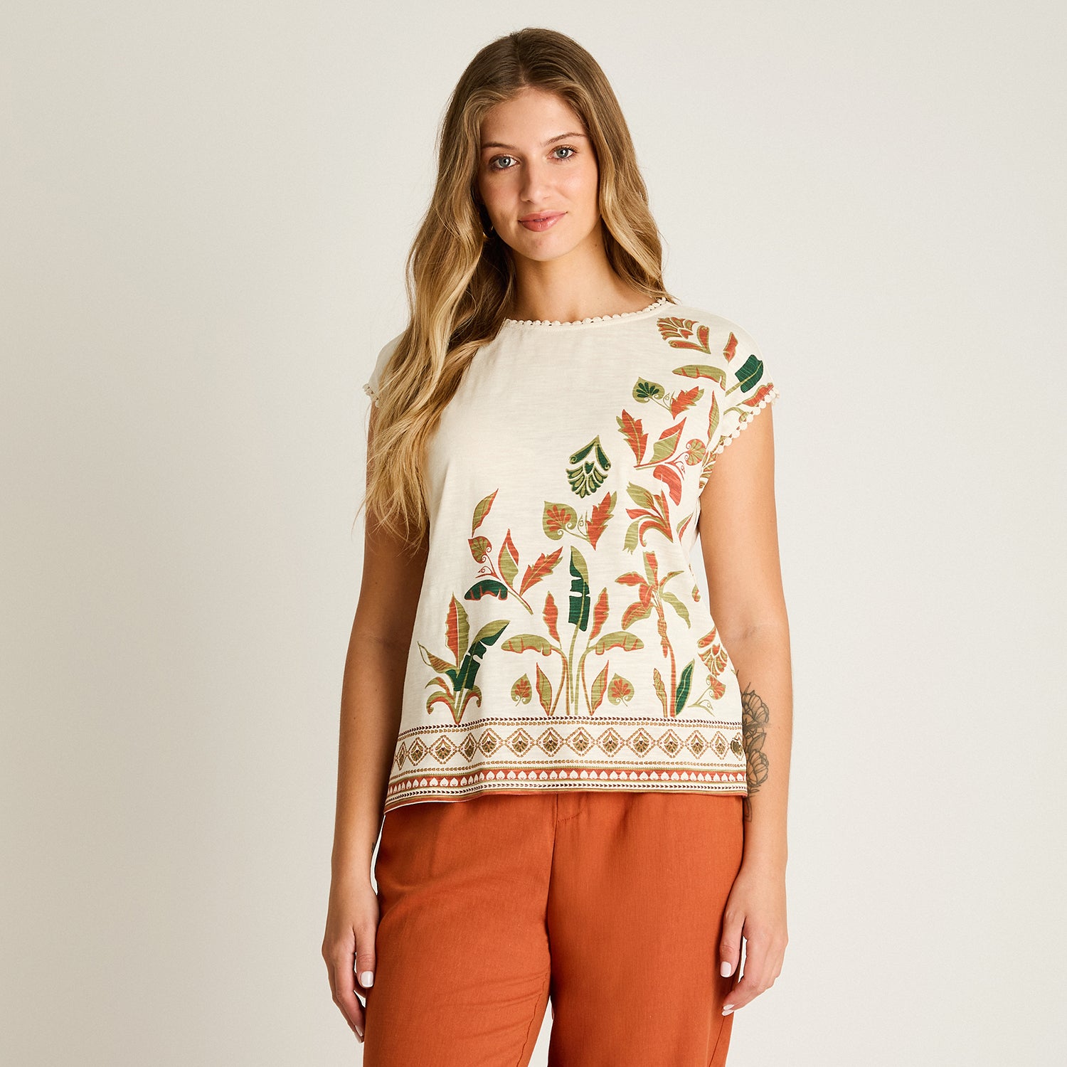 Polera Arena Manga Corta Baja elasticidad Sin Forro Calce Normal