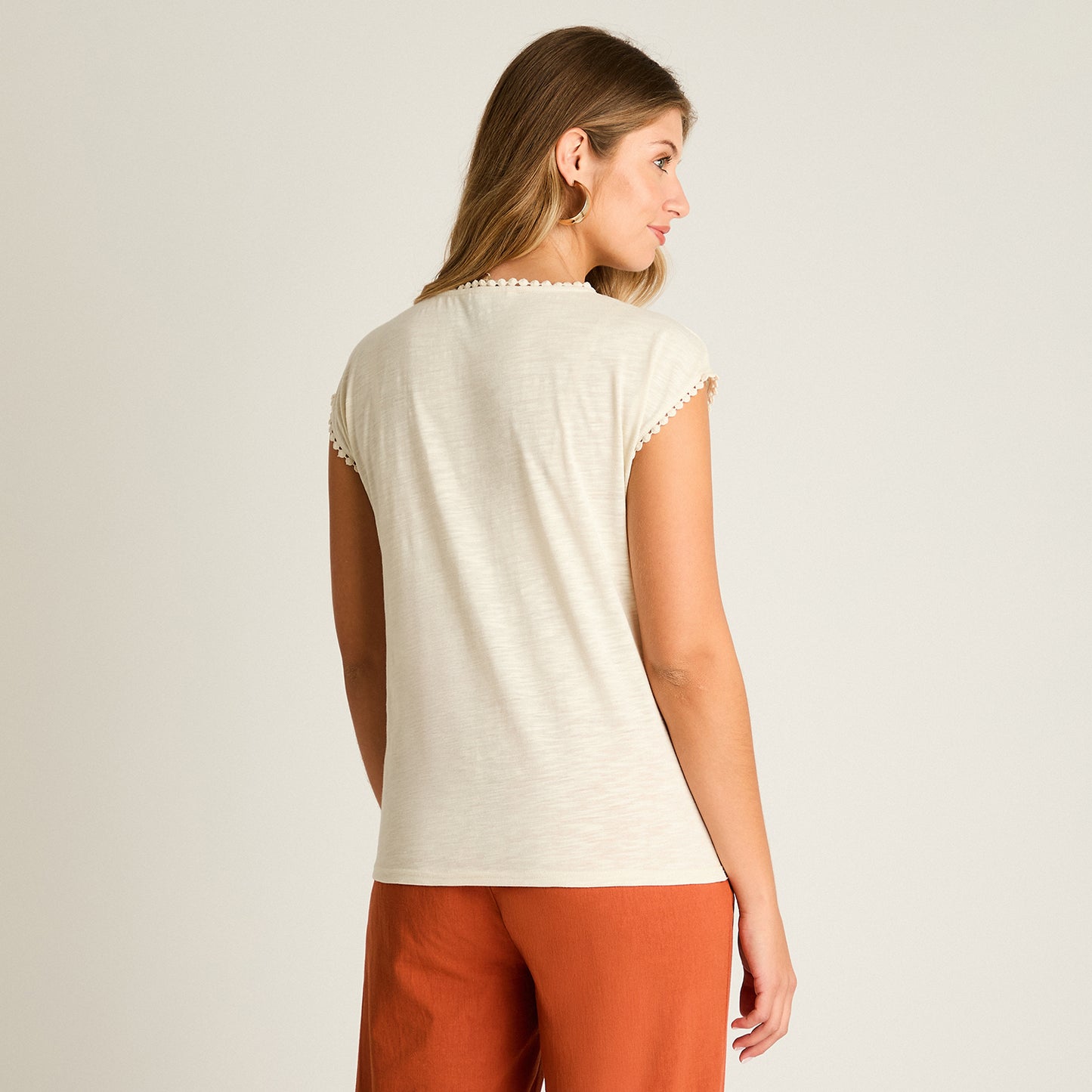 Polera Arena Manga Corta Baja elasticidad Sin Forro Calce Normal