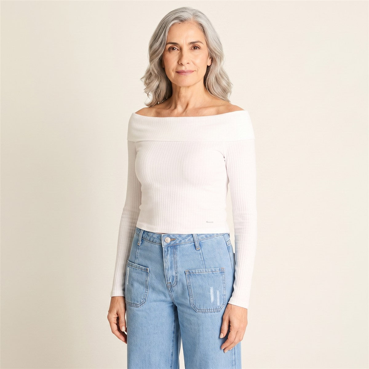 Polera Corta Off-Shoulder Blanca en modelo adulta