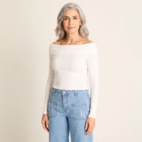 Polera Corta Off-Shoulder Blanca en modelo adulta