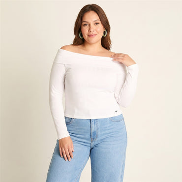 Polera Corta Off-Shoulder Blanca en modelo plus size