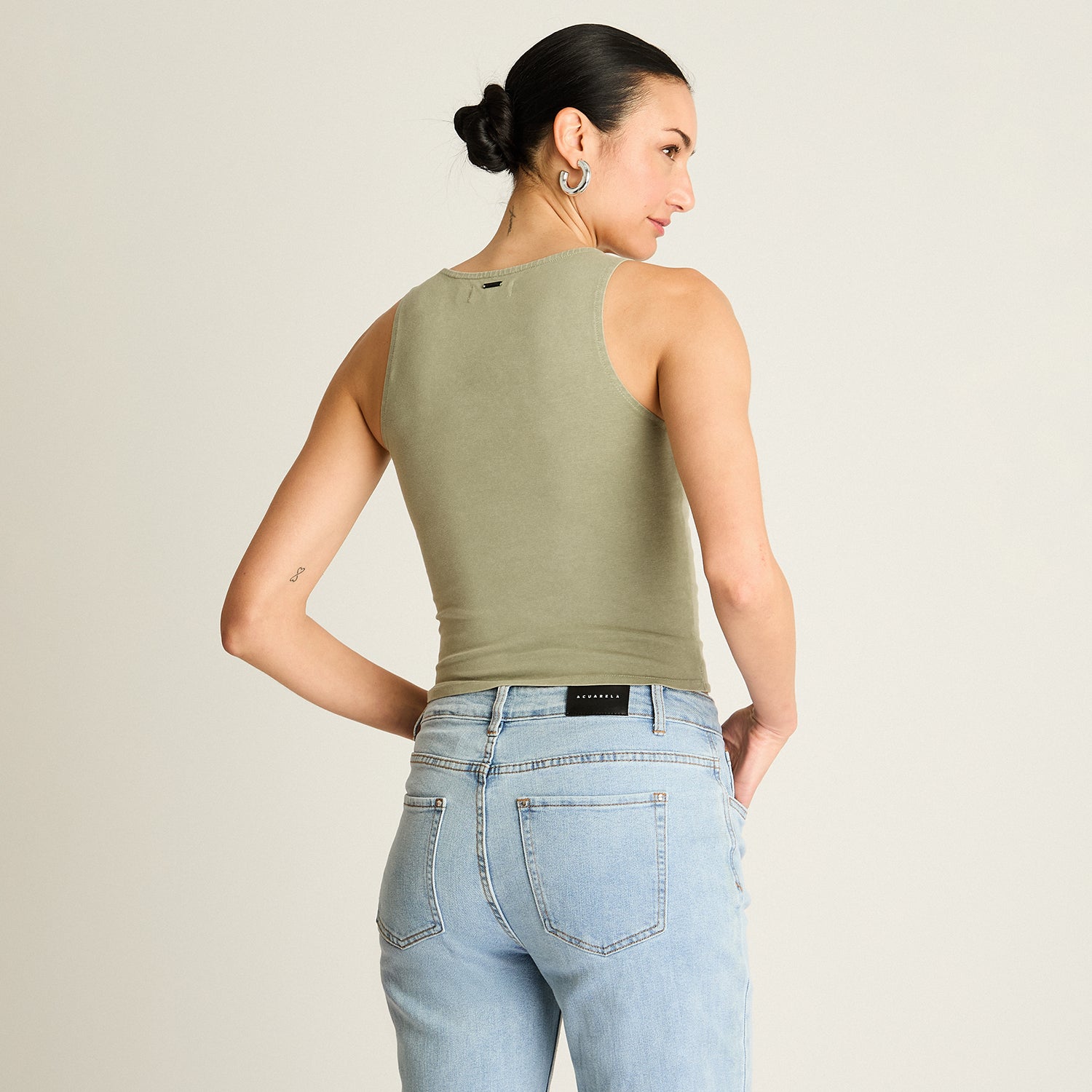 Polera Oliva Sin Mangas Fit Ajustado