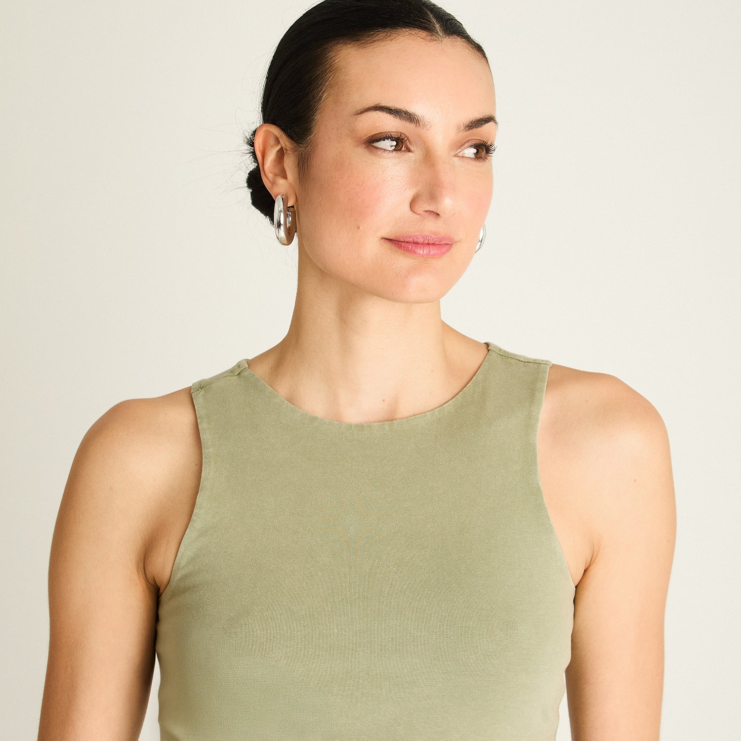 Polera Oliva Sin Mangas Fit Ajustado