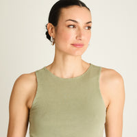 Polera Oliva Sin Mangas Fit Ajustado