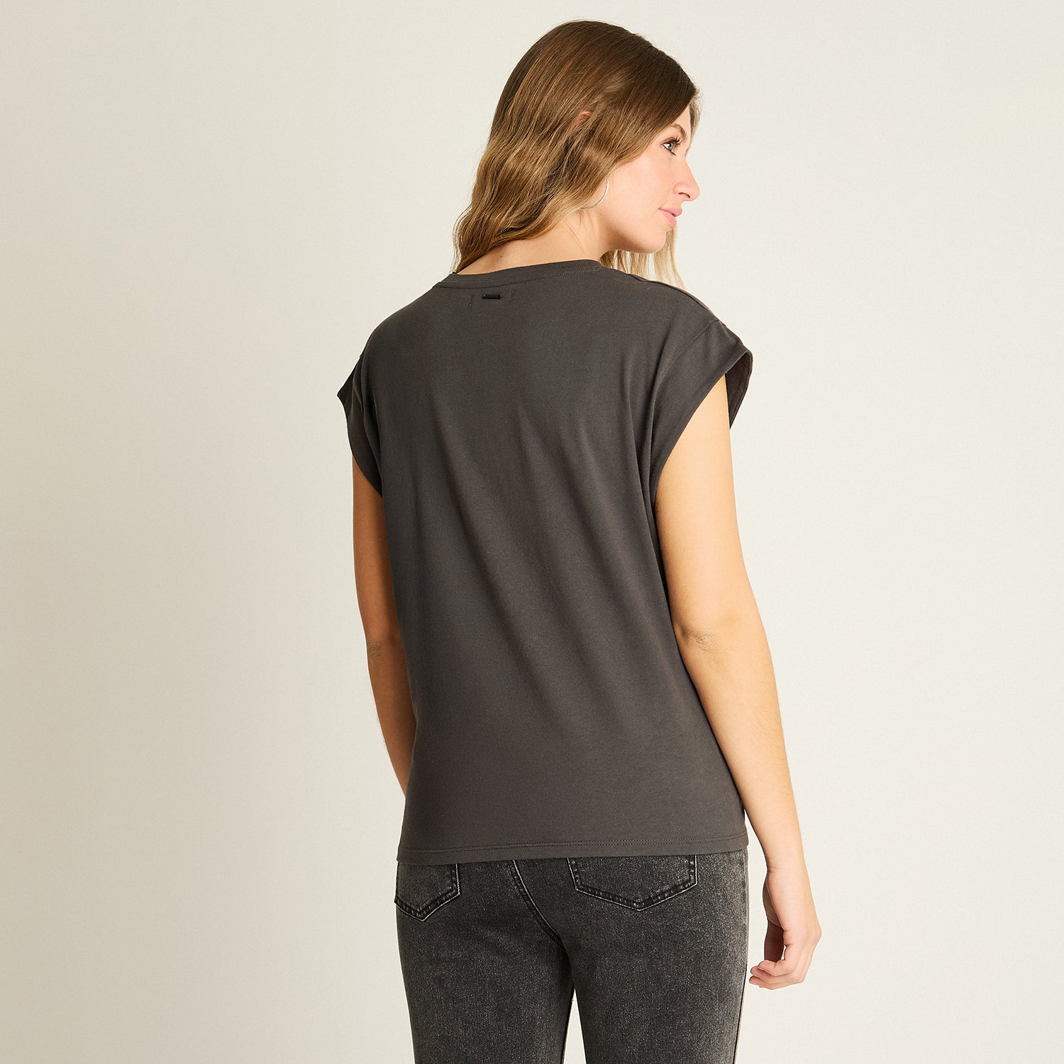 Polera Gris Oscuro Manga Corta Estampado LOVE con Brillos