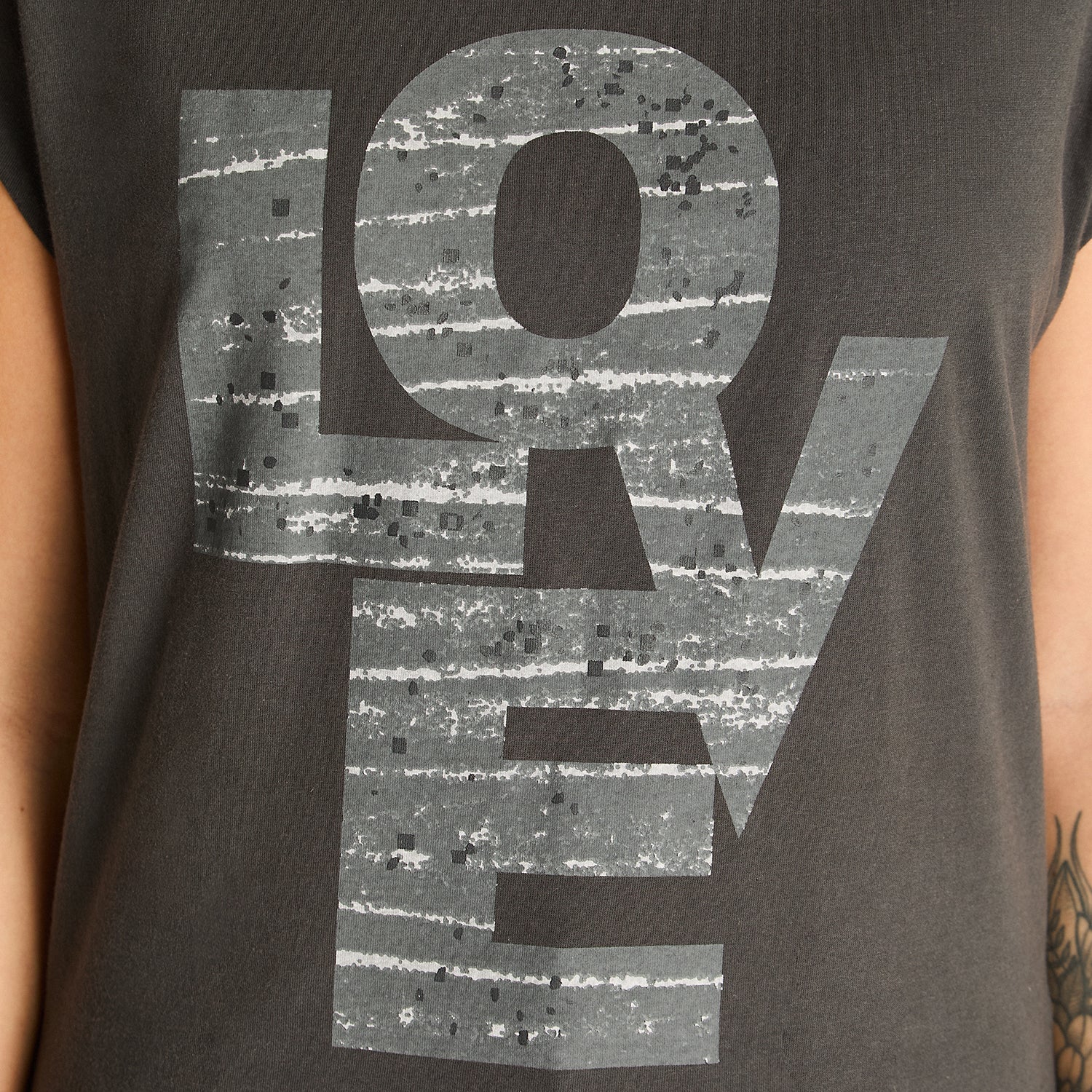 Polera Gris Oscuro Manga Corta Estampado LOVE con Brillos