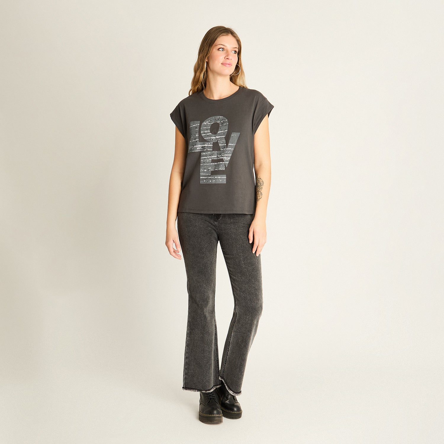 Polera Gris Oscuro Manga Corta Estampado LOVE con Brillos