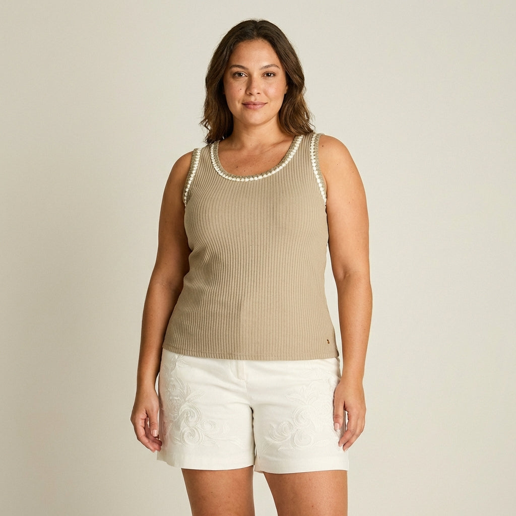 Polera Taupe con Escote Redondo y Ribete a Contraste