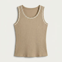 Polera Taupe con Escote Redondo y Ribete a Contraste en plano
