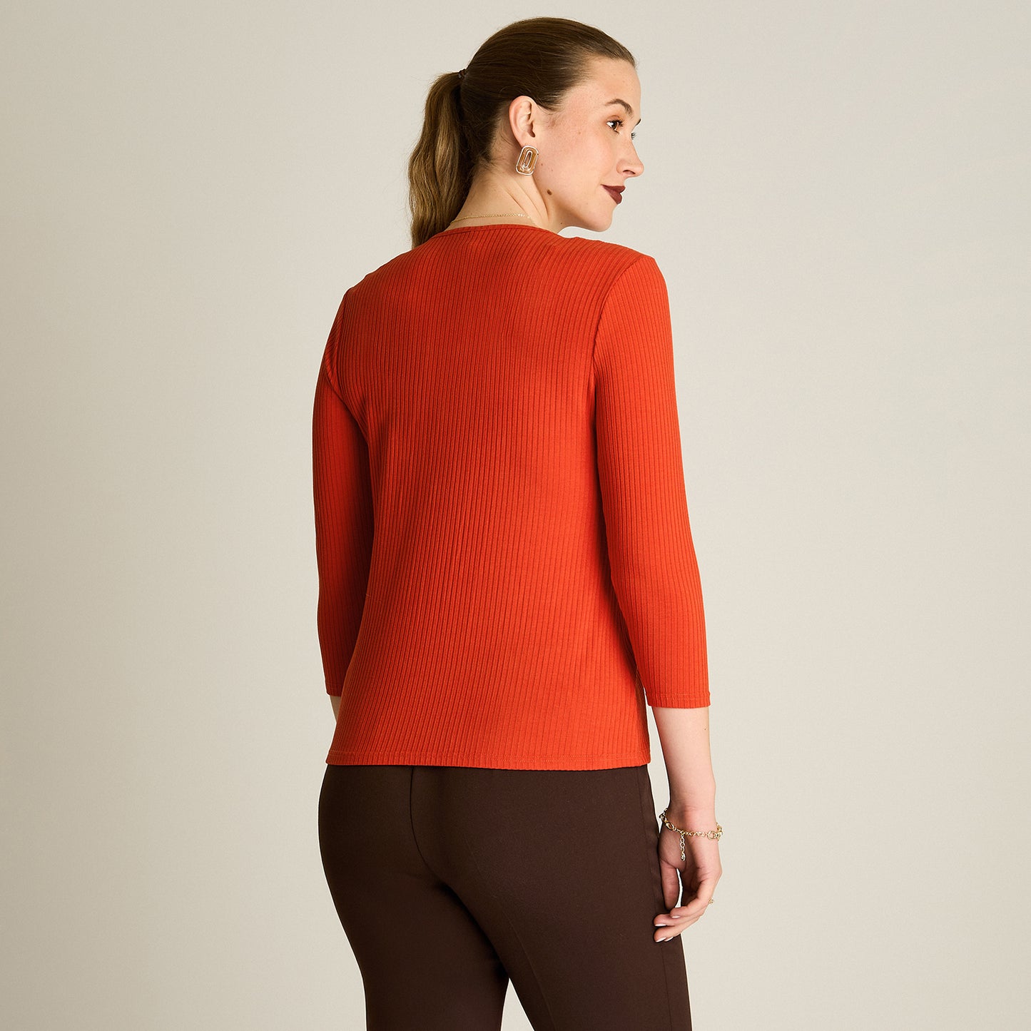 Polera Terracota Manga 3/4 Elasticidad Media Sin Forro Calce Normal Tela Plano