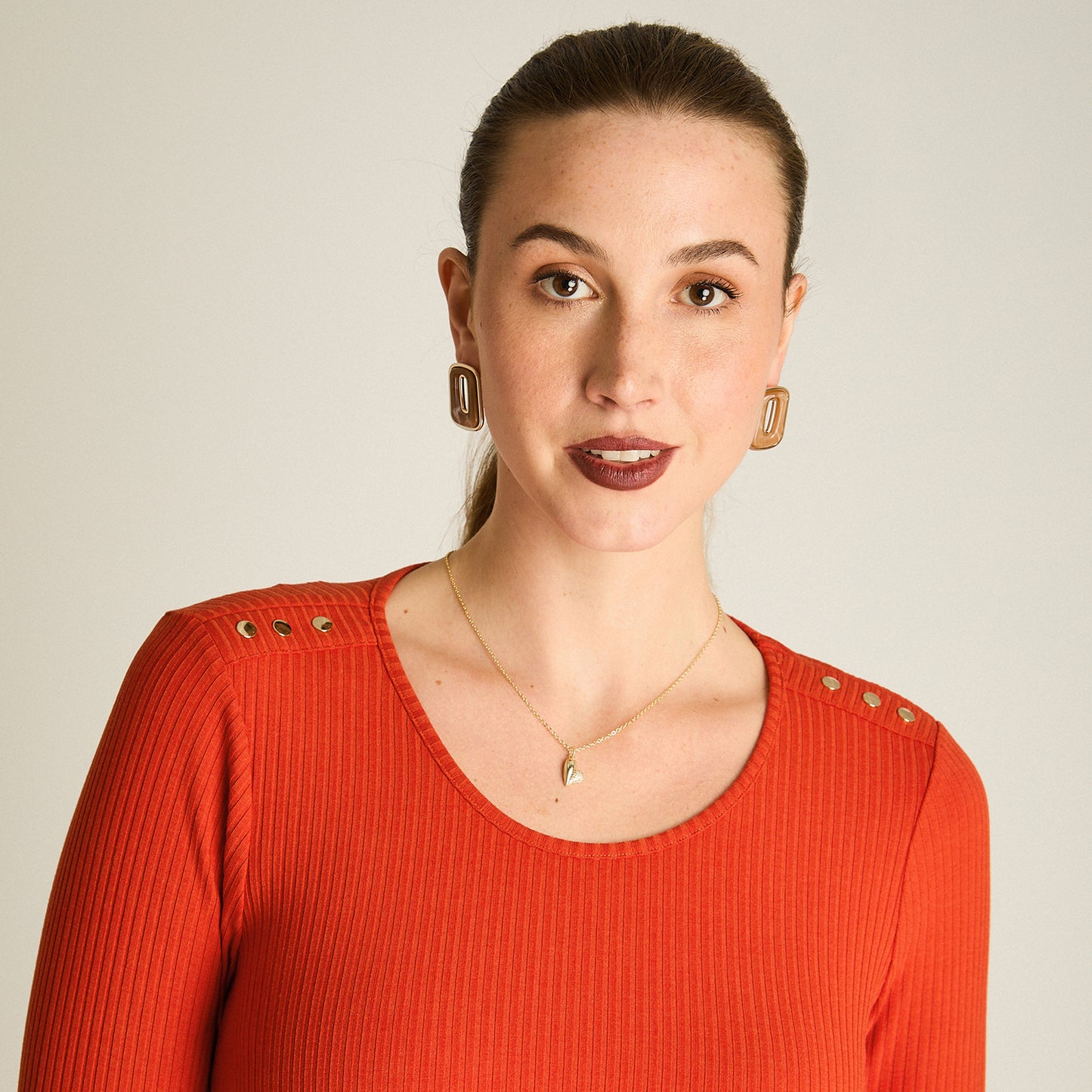 Polera Terracota Manga 3/4 Elasticidad Media Sin Forro Calce Normal Tela Plano