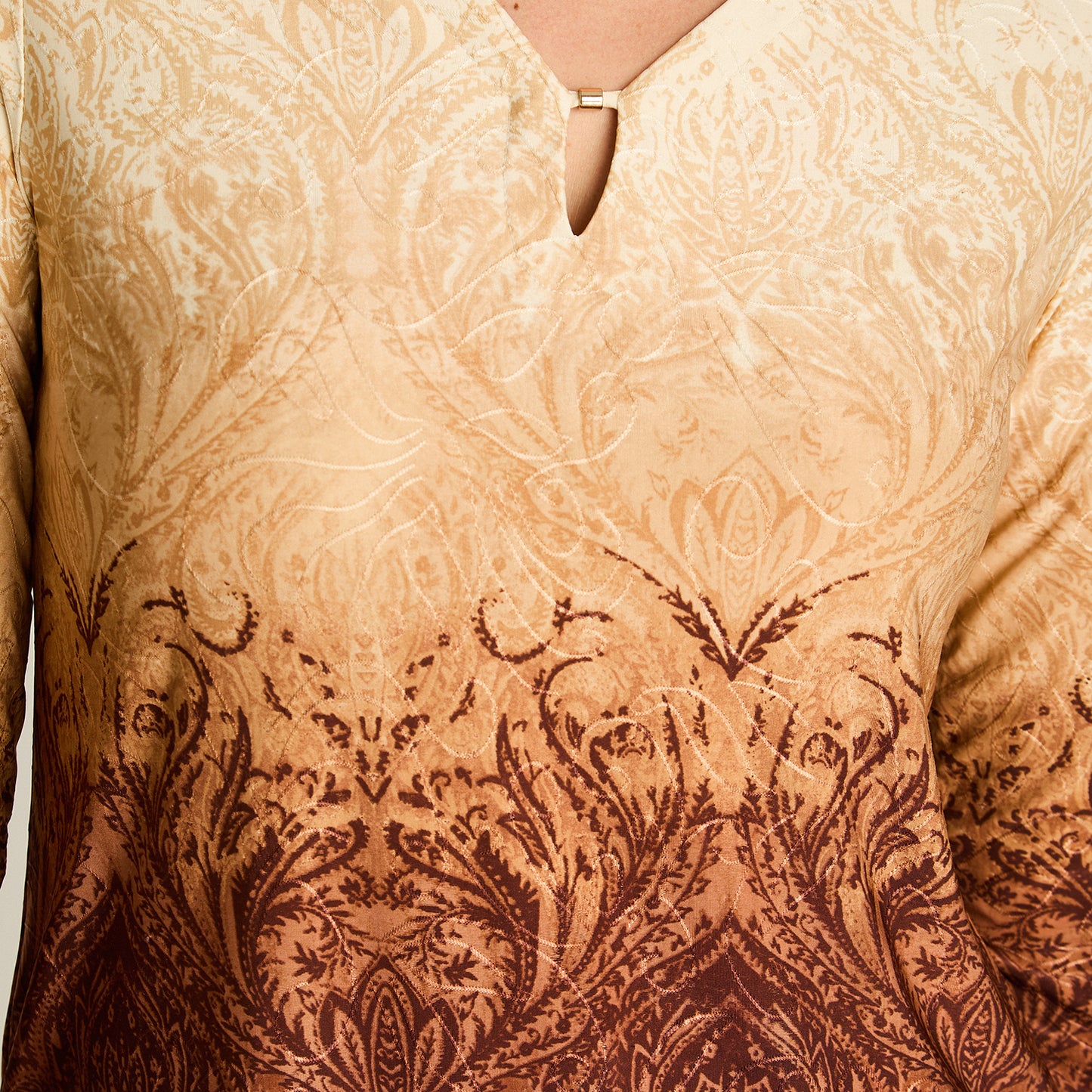 Polera Beige Manga Larga Elasticidad Media Sin Forro Calce Normal Tela Punto