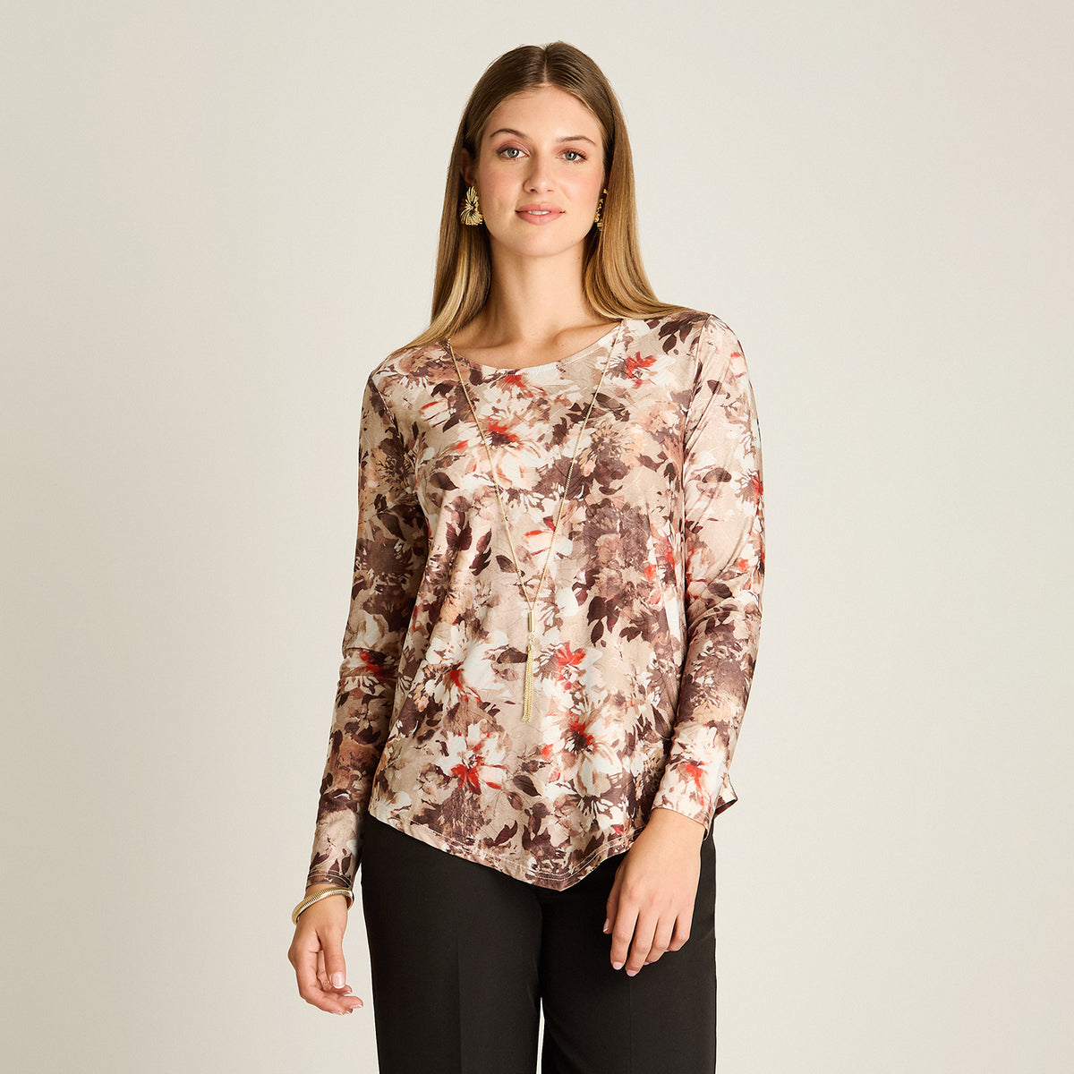 Polera Camel Manga Larga Estampada con Cuello Redondo y Collar