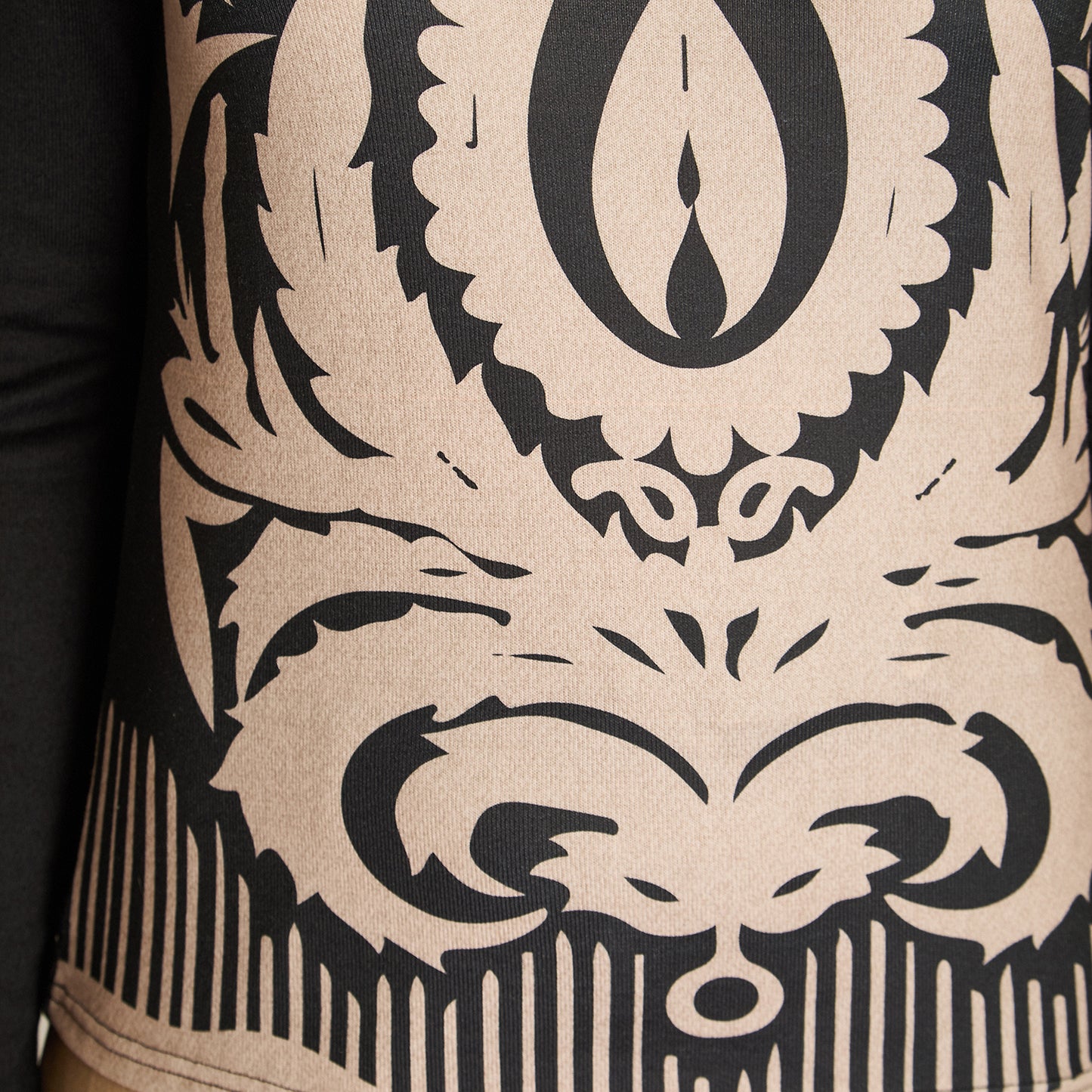 Polera Negro Manga Larga Elasticidad Media Sin Forro Calce Normal Tela Camant