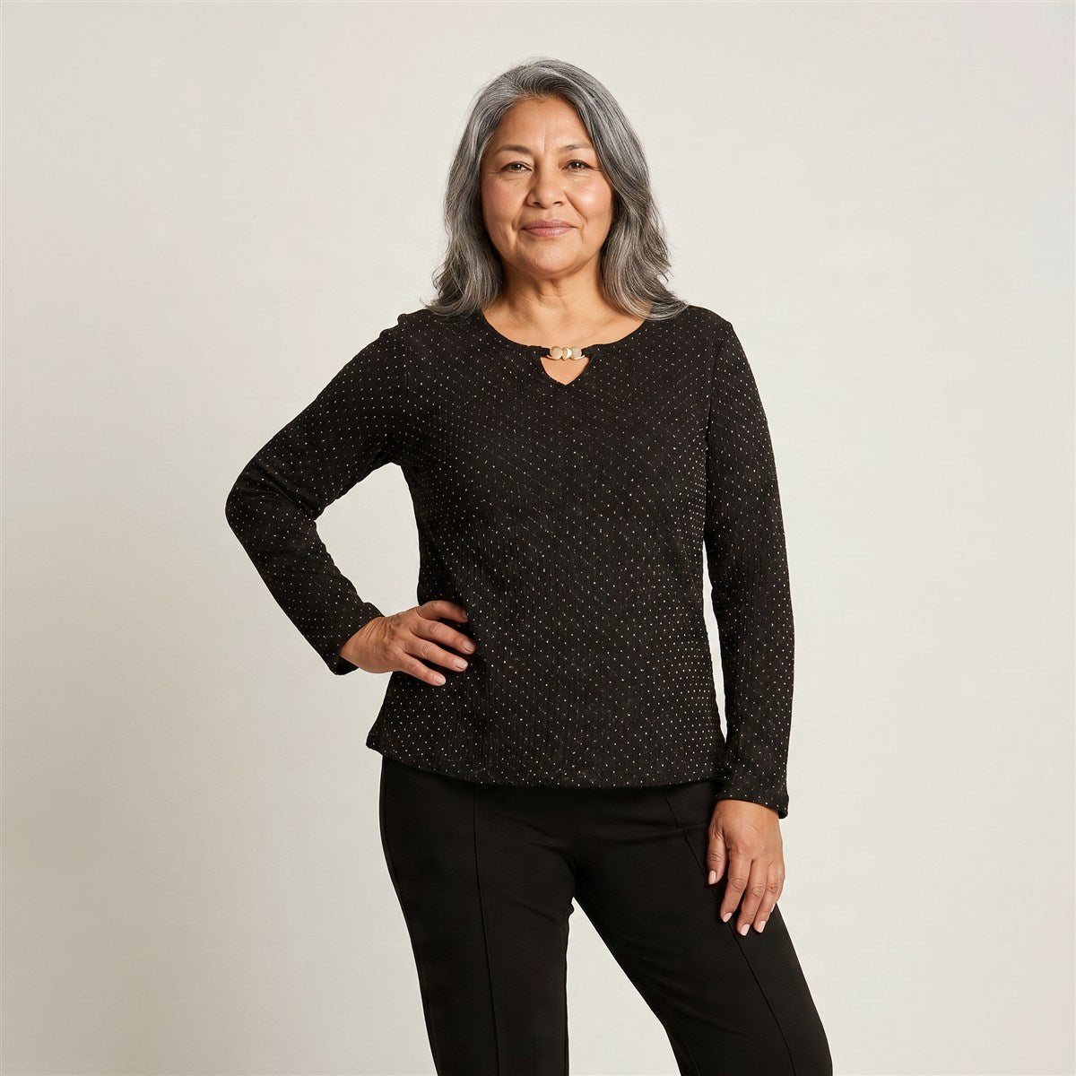 Polera Negra de Punto con Lúrex y Detalle Dorado en Escote en modelo adulta