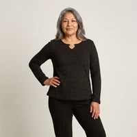 Polera Negra de Punto con Lúrex y Detalle Dorado en Escote en modelo adulta