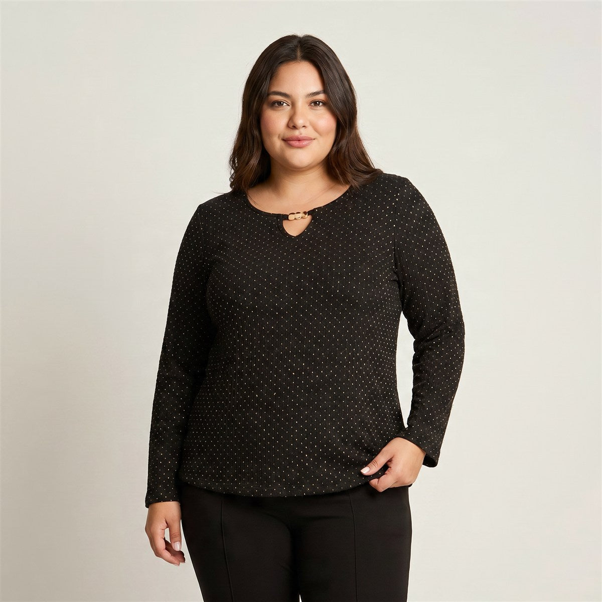 Polera Negra de Punto con Lúrex y Detalle Dorado en Escote en modelo plus size