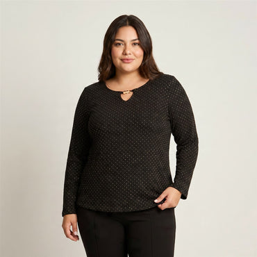 Polera Negra de Punto con Lúrex y Detalle Dorado en Escote en modelo plus size