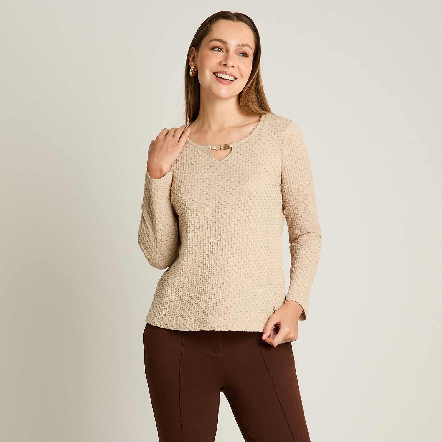 Polera Arena Manga Larga Elasticidad Media Sin Forro Calce Normal Tela Punto