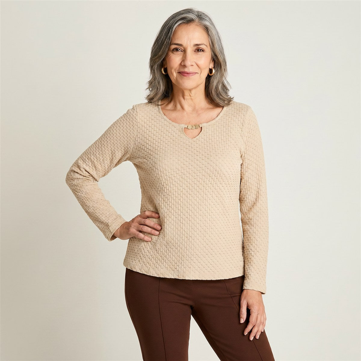 Polera Arena de Punto con Textura y Detalle de LÃºrex en Escote en modelo adulta