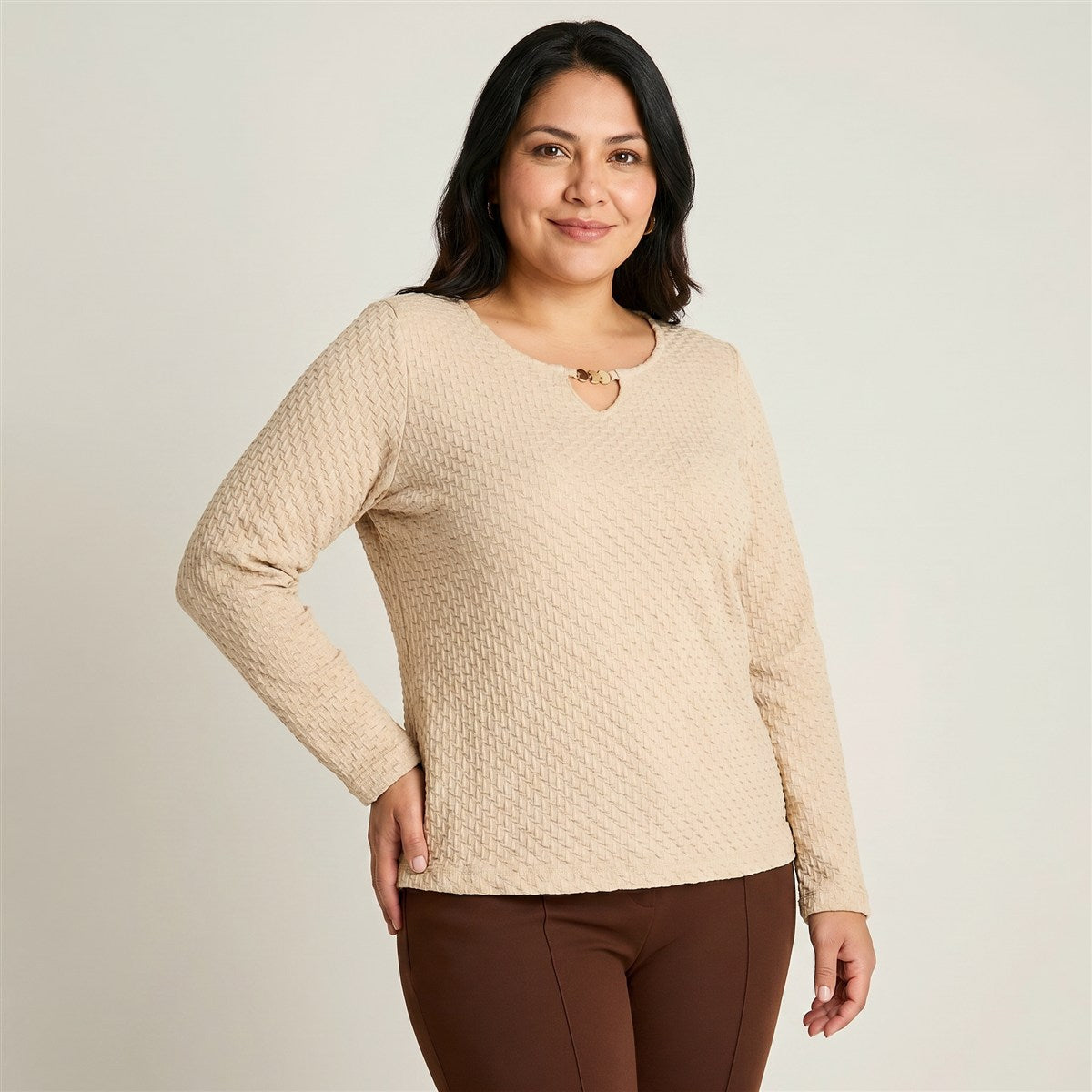 Polera Arena de Punto con Textura y Detalle de LÃºrex en Escote en modelo plus size