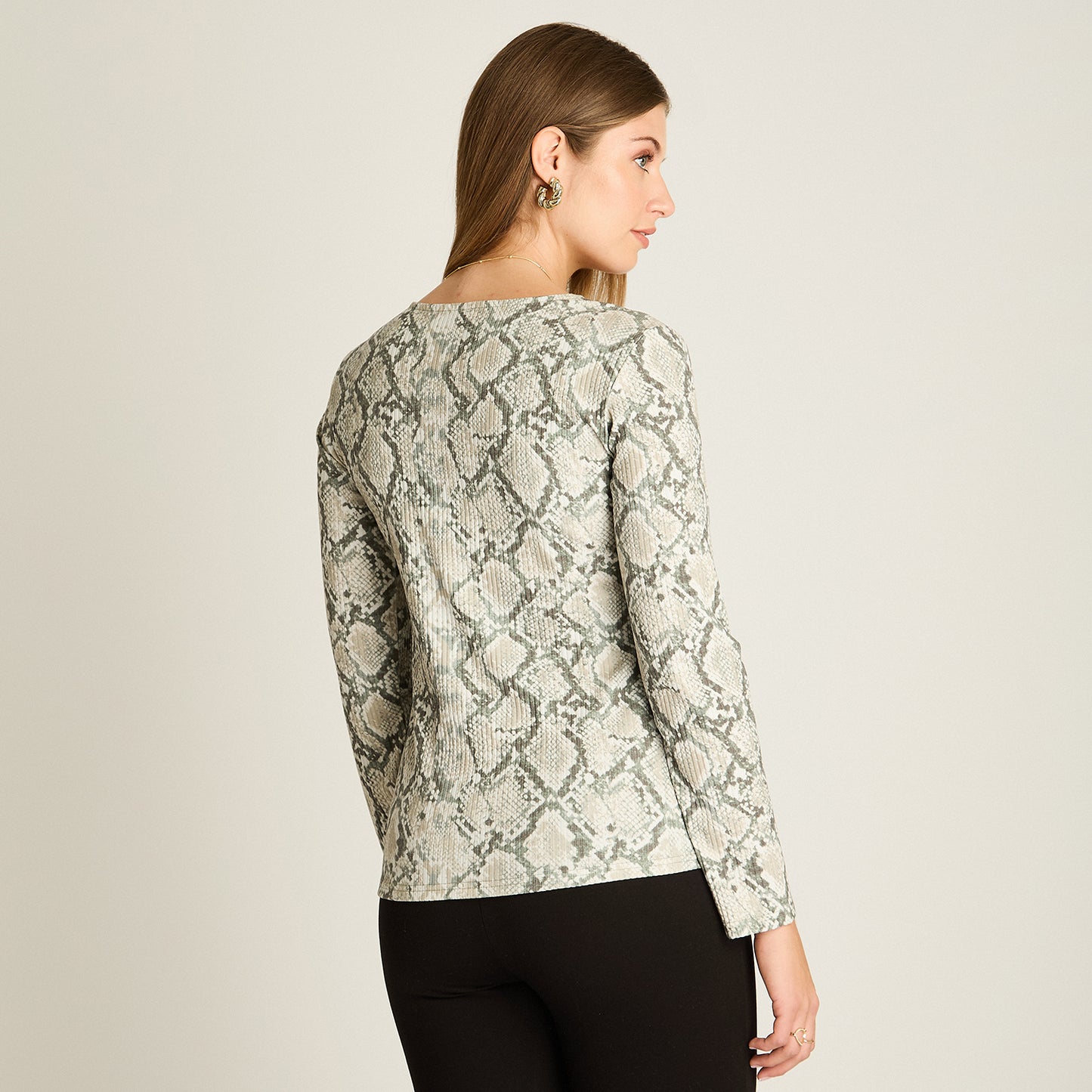 Polera Pistacho Manga Larga Elasticidad Media Sin Forro Calce Normal Tela Punto