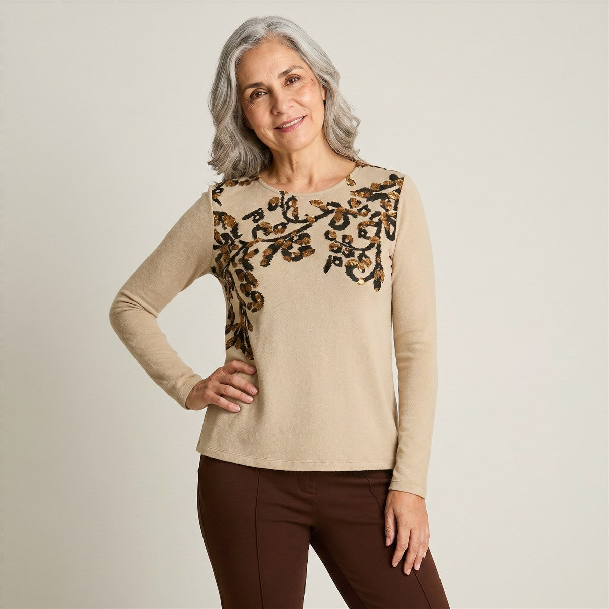 Polera Arena de Lanilla con Estampado Floral Localizado en modelo adulta