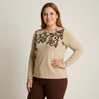 Polera Arena de Lanilla con Estampado Floral Localizado en modelo plus size