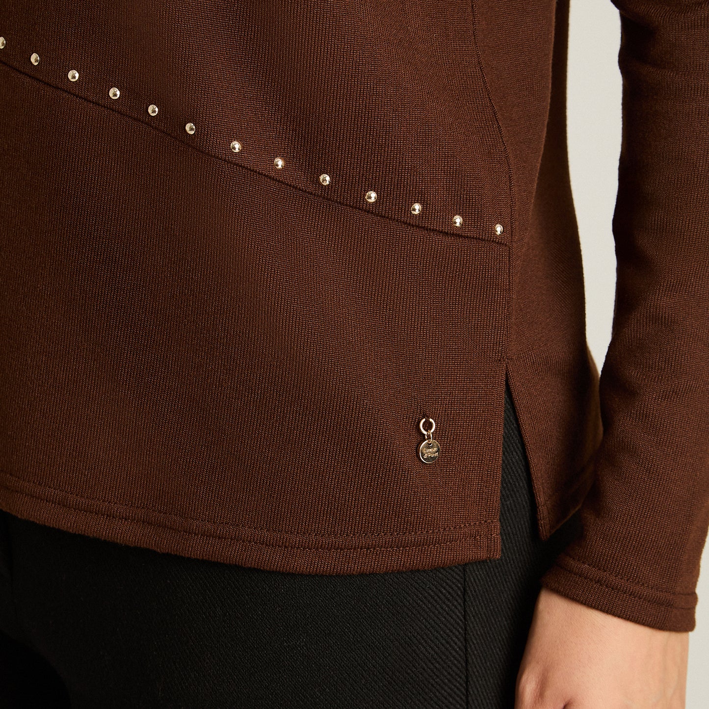 Polera Cafe Manga Larga Elasticidad Media Sin Forro Calce Normal Tela Camant