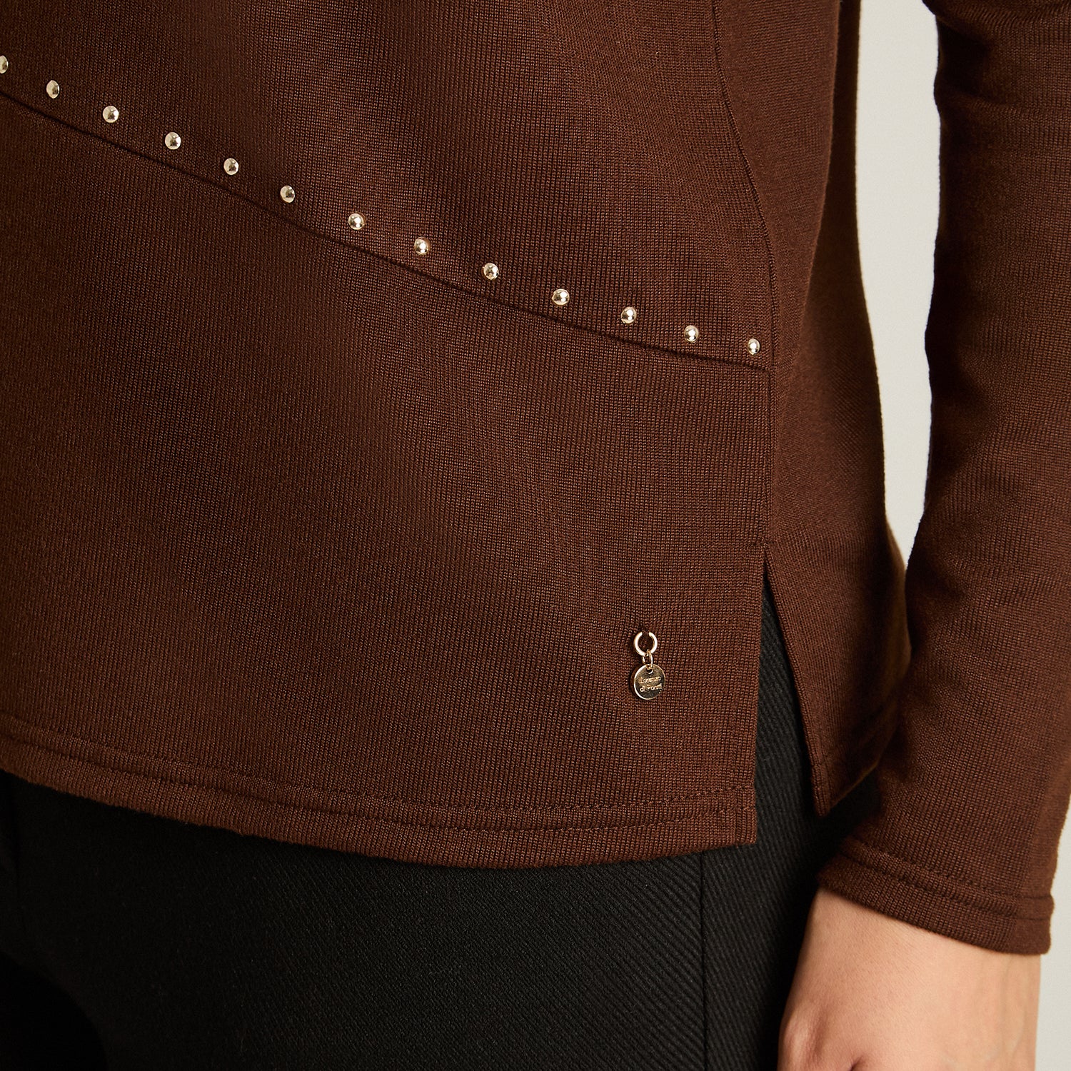 Polera Cafe Manga Larga Elasticidad Media Sin Forro Calce Normal Tela Camant