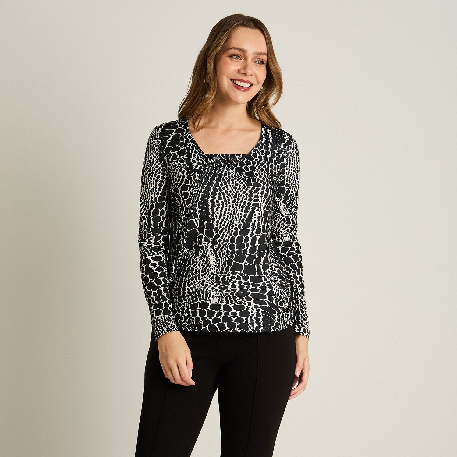 Polera Negro Manga Larga Elasticidad Media Sin Forro Calce Normal Tela Punto