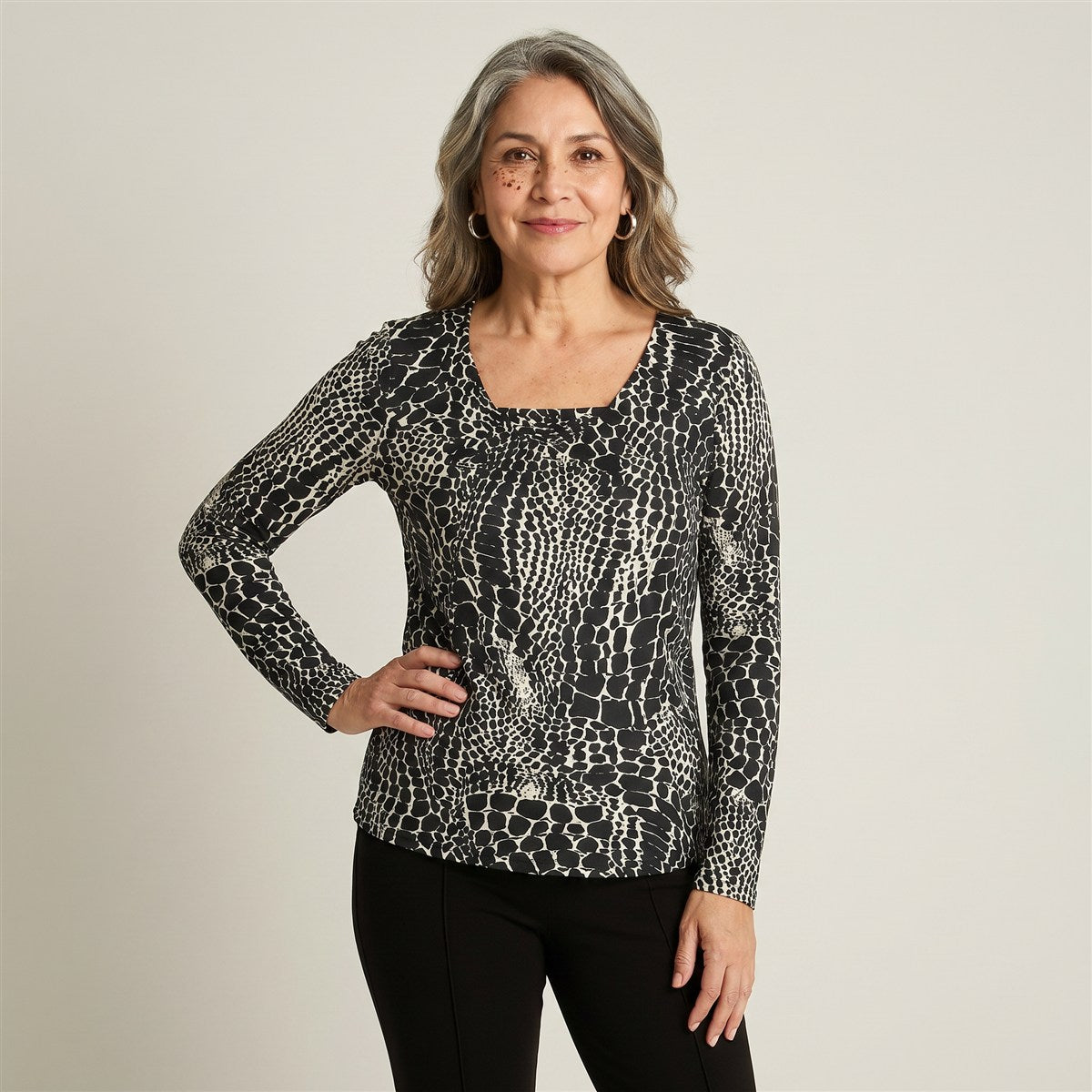 Polera Negra Estampada Escote V Tacto Caliente en modelo adulta