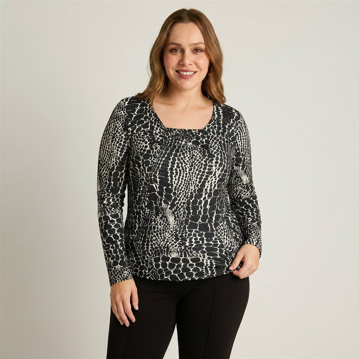 Polera Negra Estampada Escote V Tacto Caliente en modelo plus size