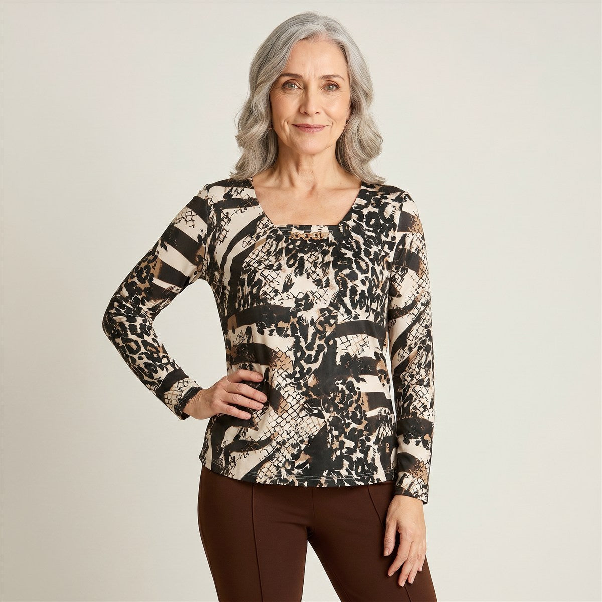 Polera Arena Estampada Escote V Tacto Caliente en modelo adulta