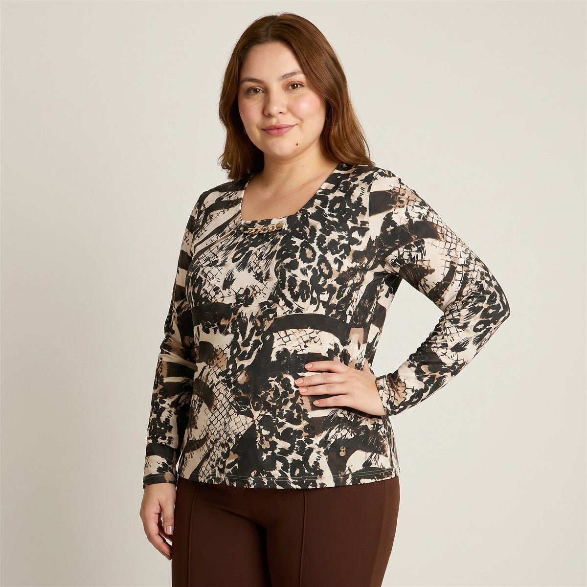 Polera Arena Estampada Escote V Tacto Caliente en modelo plus size