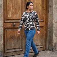 Polera Negra Estampada Escote Redondo lifestyle