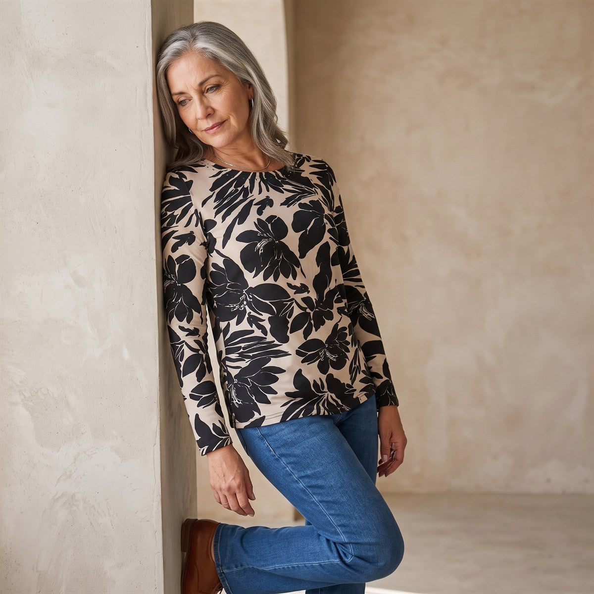 Polera Negra Estampada Escote Redondo lifestyle