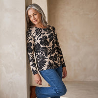 Polera Negra Estampada Escote Redondo lifestyle
